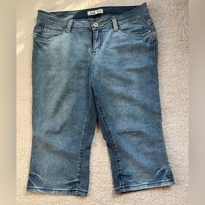 Like new L.E.I Women’s denim capri pants
